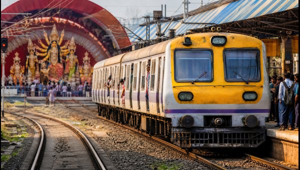 Durga Puja 2026: Eastern Railway Runs 51 Special Sealdah Local Trains for Late-Night Pandal Hoppers