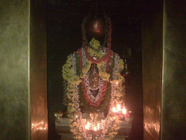 ನೆಲ್ಲಿ ತೀರ್ಥ ಗುಹಾಲಯ: