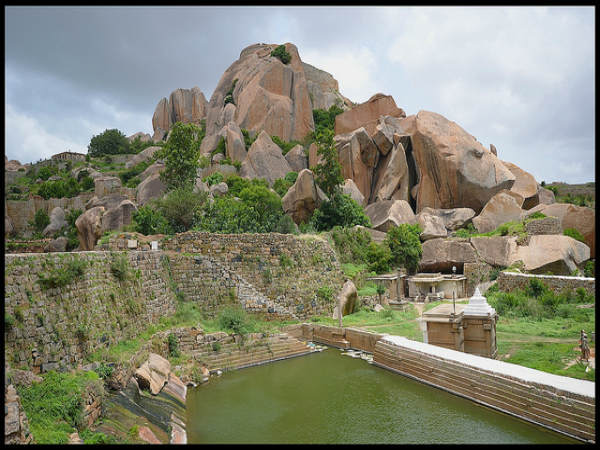 ಕಾರಿನಲ್ಲಿ ಬೆಂಗಳೂರಿನಿಂದ ಚಿತ್ರದುರ್ಗದೆಡೆ ಪಯಣ