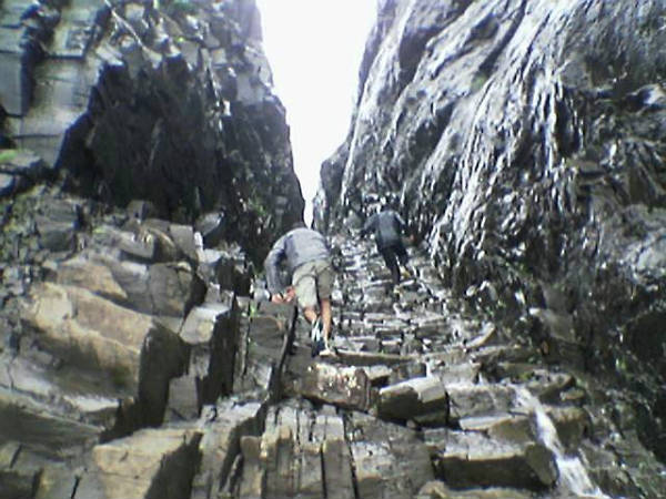 ನಾನೆಘಾಟ್ ಬೆಟ್ಟಗಳ ಮಧ್ಯದ ಅದ್ಭುತ