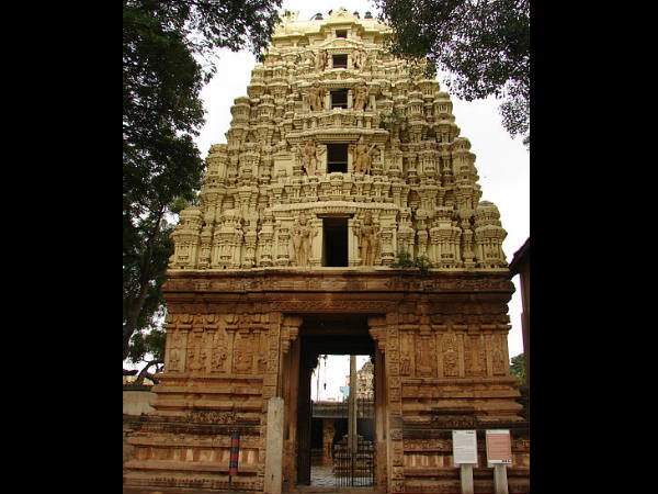 ಆಕರ್ಷಕ ದೇವಾಲಯ ಗೋಪುರಗಳು: ಆಕರ್ಷಕ ದೇವಾಲಯ ಗೋಪುರಗಳು: