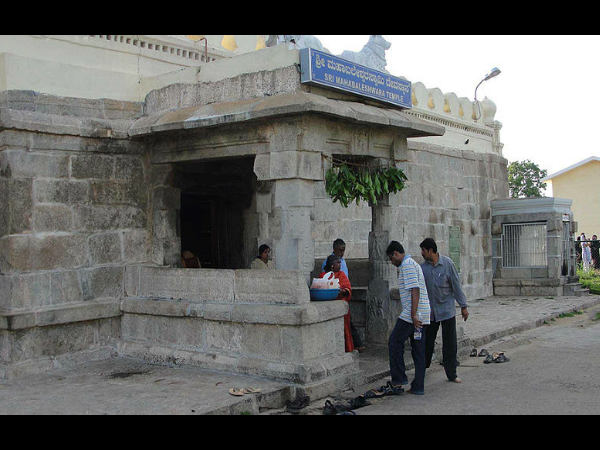 ಚಾಮುಂಡಿ ಬೆಟ್ಟ ಹಾಗೂ ಚಾಮುಂಡೇಶ್ವರಿ ದೇಗುಲ: