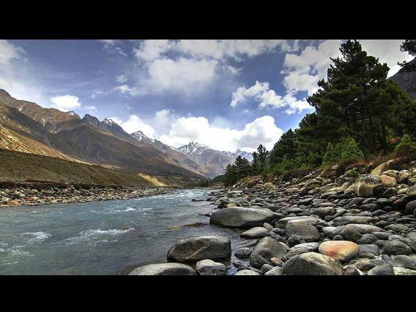 ಚುಂಬಕದಂತೆ ಸೆಳೆವ