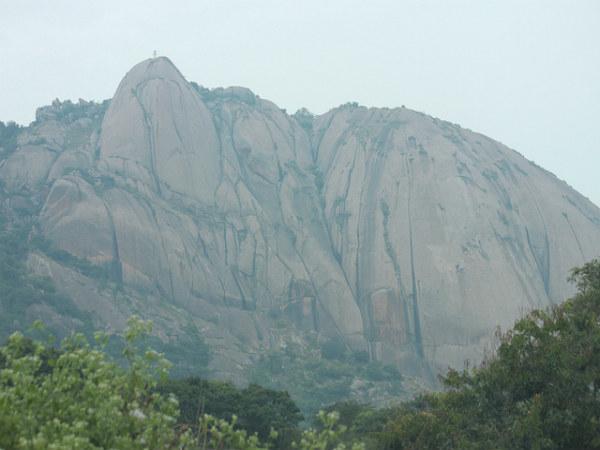 ದೈತ್ಯ ರಚನೆ