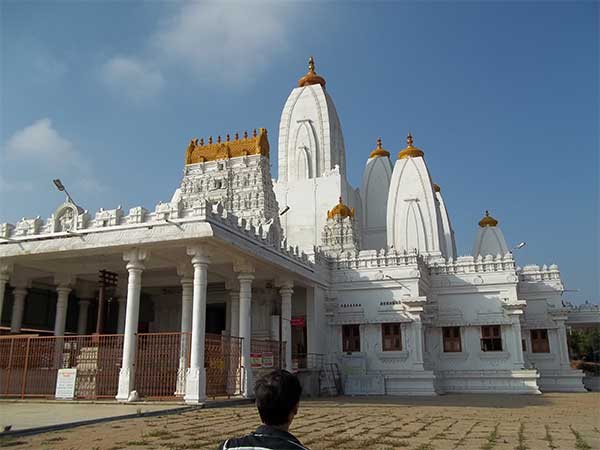 ಇಲ್ಲಿರುವ ದೇಗುಲ