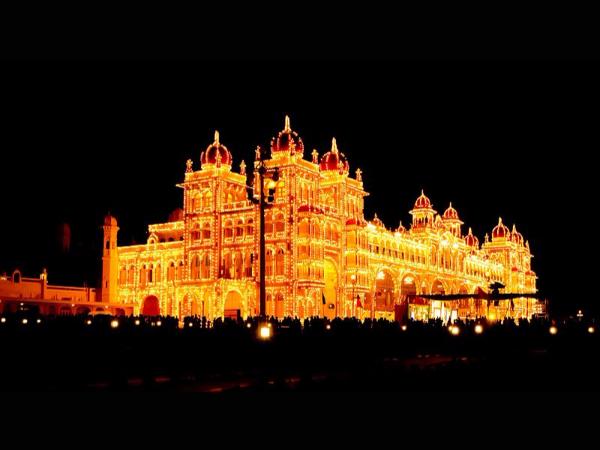 ಫಳ ಫಳ ಹೊಳೆಯುತ್ತ ಎಲ್ಲರನು ಸೆಳೆವೆವು ನಾವು!