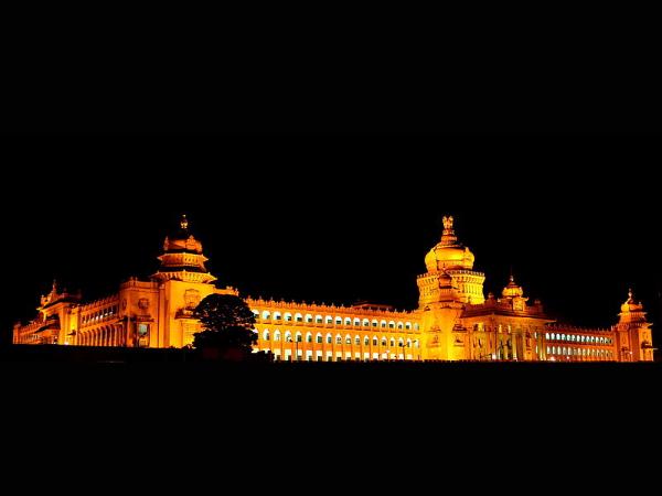 ಫಳ ಫಳ ಹೊಳೆಯುತ್ತ ಎಲ್ಲರನು ಸೆಳೆವೆವು ನಾವು!