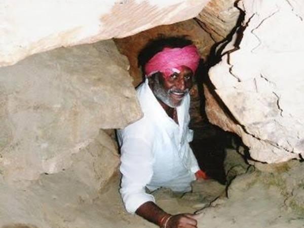 ಬಾಬಾರ ಗುಹೆಗೆ ತೆರಳಿದ ರಜನಿಕಾಂತ್ ಬಾಬಾರ ಗುಹೆಗೆ ತೆರಳಿದ ರಜನಿಕಾಂತ್