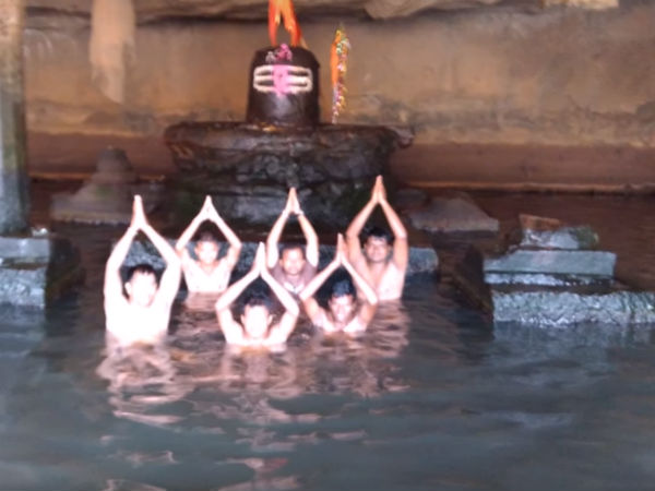 ನಾಲ್ಕು ಸ್ತಂಭ ನಾಲ್ಕು ಸ್ತಂಭ