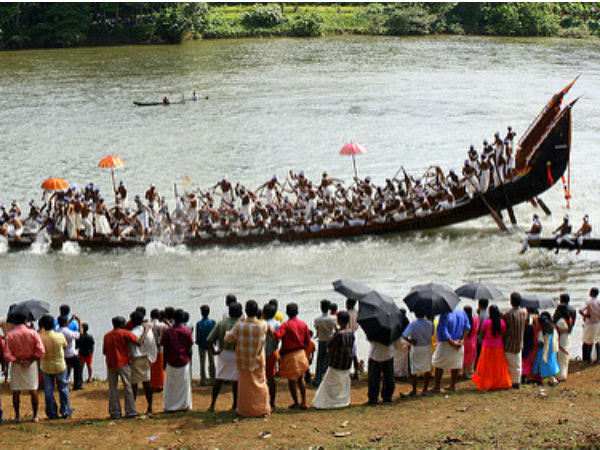 ಹಾವಿನ ದೋಣಿ ಓಟದ ಸ್ಪರ್ಧೆಯನ್ನು ಕಣ್ತು೦ಬಿಕೊಳ್ಳಿರಿ 