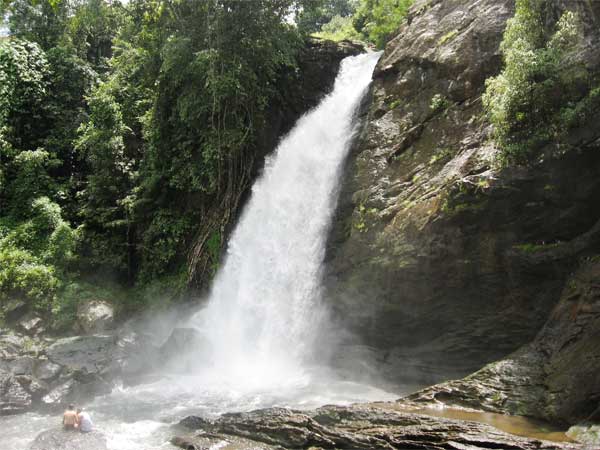 ಸೂಜಿಪಾರಾ ಜಲಪಾತಗಳಲ್ಲೊ೦ದು ಮಜ್ಜನ