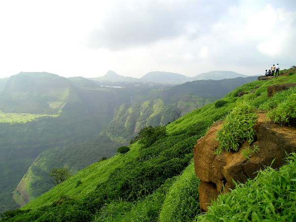 ಲೊನಾವಾಲಾ ಮತ್ತು ಕಾರ್ಲ ಗಳಲ್ಲೊ೦ದು ಅಲ್ಪಕಾಲೀನ ನಿಲುಗಡೆಗಳು