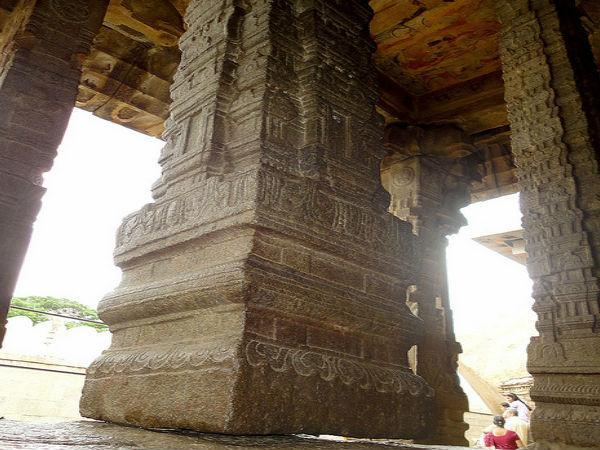 ವಾಲಾಡುತ್ತಿರುವ ಸ್ತಂಭ