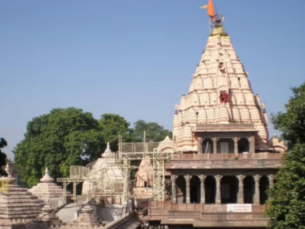 ಶವದ ಭಸ್ಮದಿಂದ ಅಭಿಷೇಕ ಮಾಡುತ್ತಾರೆ ಈ ಸ್ವಾಮಿಯನ್ನು.... ಶವದ ಭಸ್ಮದಿಂದ ಅಭಿಷೇಕ ಮಾಡುತ್ತಾರೆ ಈ ಸ್ವಾಮಿಯನ್ನು....