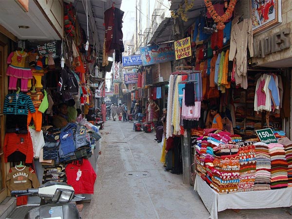 ದೆಹಲಿಯ ಬೀದಿಗಳಲ್ಲಿ ಶಾಪಿ೦ಗ್ ಅನ್ನು ಕೈಗೊಳ್ಳಿರಿ