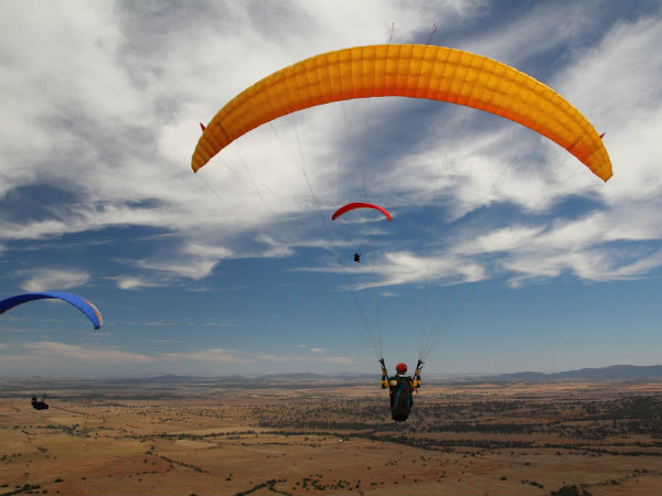 3. ಪ್ಯಾರಾಸೈಲಿಂಗ್ ಗೆ ಹೋಗಿ 