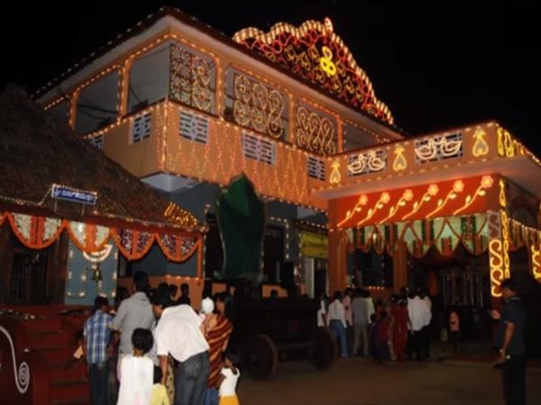 2. ಶಿರದಲ್ಲಿ ಲಿಂಗವನ್ನು ಧರಿಸಿರುವ ಮಹಿಮಾನ್ವಿತ ದೇವಿ ಇವಳು... 2. ಶಿರದಲ್ಲಿ ಲಿಂಗವನ್ನು ಧರಿಸಿರುವ ಮಹಿಮಾನ್ವಿತ ದೇವಿ ಇವಳು...