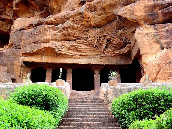 ಬಾದಾಮಿ ಗುಹಾಂತರ ದೇವಾಲಯಗಳು ಬಾದಾಮಿ ಗುಹಾಂತರ ದೇವಾಲಯಗಳು