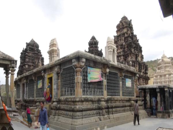 8.ಬೆಟ್ಟದ ಮೇಲೆ ಆವರಣವಿದೆ