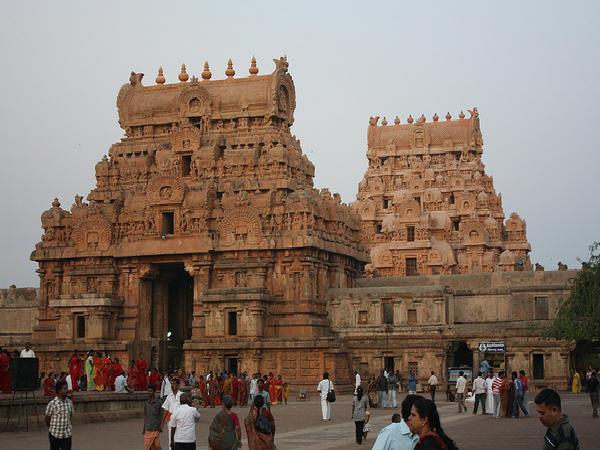 1.ಬೃಹದೀಶ್ವರ ದೇವಾಲಯ