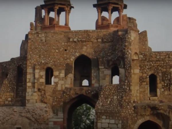 14.ಕೋಟೆಯನ್ನು ಯಾರು ನಿರ್ಮಾಣ ಮಾಡಿದರು?