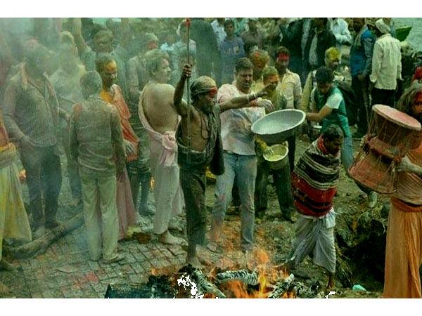 ಏಕಾದಶಿಯ ಮರುದಿನ ಭಸ್ಮದ ಹೋಲಿಯನ್ನು ಆಡಲಾಗುತ್ತದೆ.