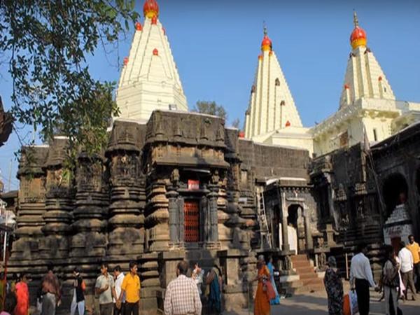 2.ಗರ್ಭಗುಡಿಯ ಮೇಲೆ ಶ್ರೀ ಚಕ್ರ ಇರುವುದು ಇಲ್ಲಿನ ವಿಶೇಷತೆ. ಮಹಾಲಕ್ಷ್ಮೀ ವಿಗ್ರಹದ