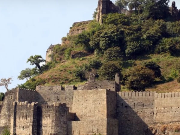 3.ಆ ಕೋಟೆಯಲ್ಲಿರುವ ಸಂಪತ್ತಿಗೆ ಸರ್ಪವೇ ಕಾವಲು....