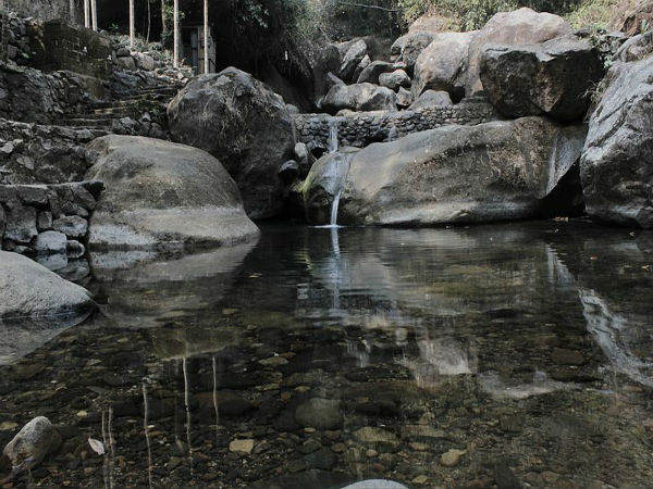 ಬ್ರಿಡ್ಜ್ ಕೆಳಗೆ ಹರಿಯುವ ನೀರು