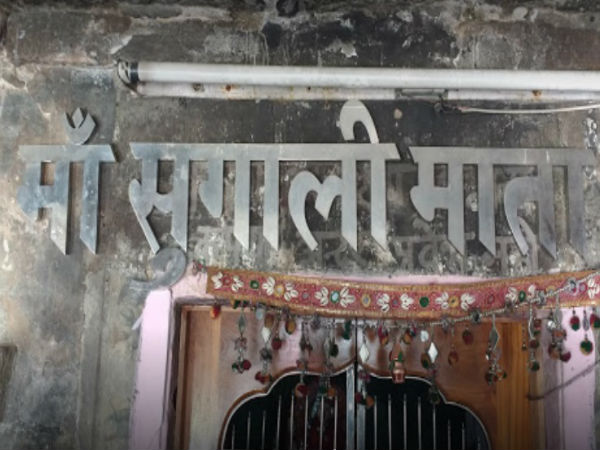 ಮೂರ್ತಿಯ ಕುತ್ತಿಗೆ ತಿರುಗಿರುತ್ತದೆ