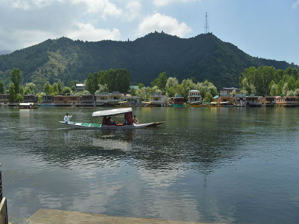 ಶ್ರೀನಗರದ ದಾಲ್ ಸರೋವರದ ಮಧ್ಯೆ 
