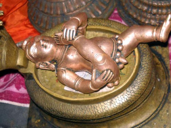 11.ಶಿರಸ್ಸನ್ನು ಖಂಡಿಸುತ್ತಾನೆ