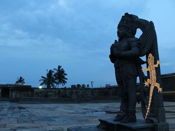 ಭಕ್ತಿಯಿಂದ ಪ್ರಾರ್ಥಿಸಿ