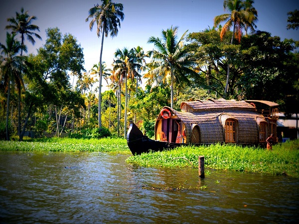 ಹೌಸ್ ಬೋಟುಗಳು