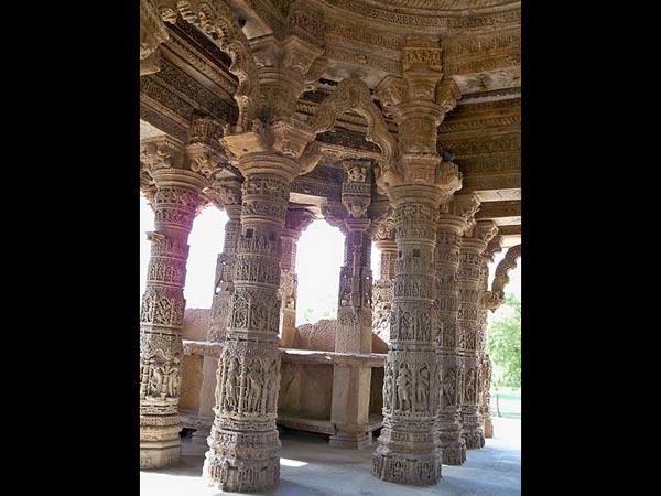 7.ಮೊಧೇರಾದಲ್ಲಿನ ಸೂರ್ಯ ದೇವಾಲಯ