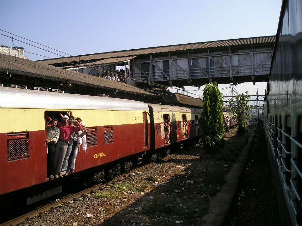 ಸ್ಥಳೀಯ ರೈಲಿನಲ್ಲಿ ಪ್ರಯಾಣ ಮಾಡಿ