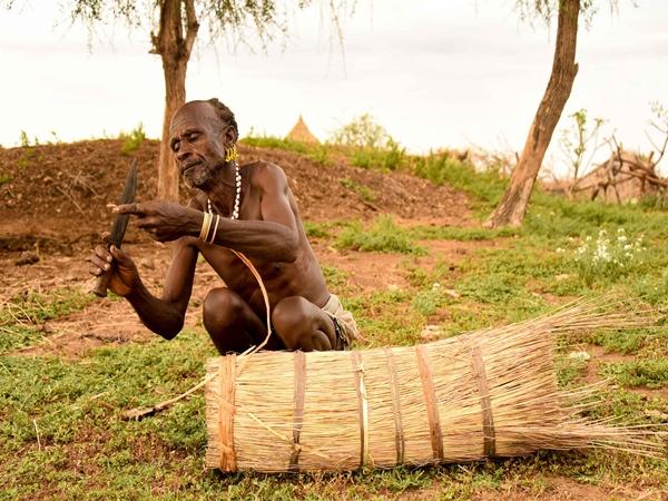 ನಗ್ನರಾಗಿ ತಿರುಗುತ್ತಿದ್ದಾರೆ