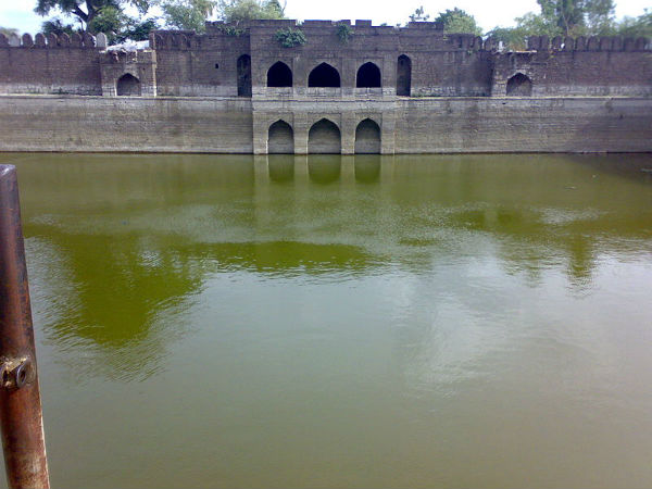 ಕಾಲುವೆಯ ಮೂಲಕ ನೀರು