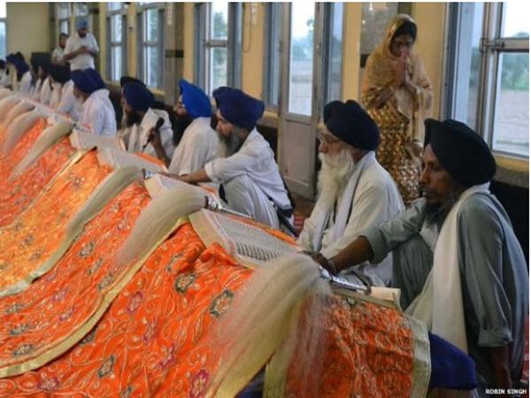 ಆಟಿಕೆ ವಿಮಾನ ಅರ್ಪಿಸುತ್ತಾರೆ