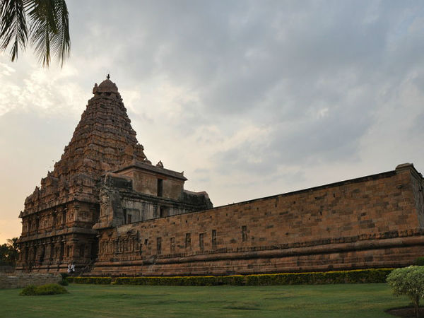182 ಅಡಿ ಎತ್ತರದ ಗೋಪುರ 182 ಅಡಿ ಎತ್ತರದ ಗೋಪುರ