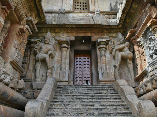 ರಾಜೇಂದ್ರ ಚೋಳ ನಿರ್ಮಿಸಿದನು ರಾಜೇಂದ್ರ ಚೋಳ ನಿರ್ಮಿಸಿದನು