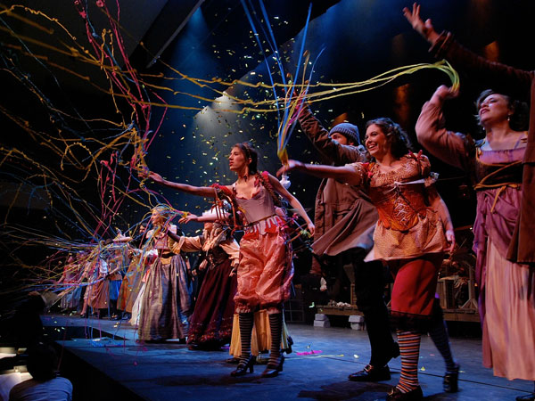 ಇಂಡಿಯಾನೊಸ್ಟ್ರಮ್ನಲ್ಲಿ ಒಂದು ಪ್ರದರ್ಶನವನ್ನು ವೀಕ್ಷಿಸಿ