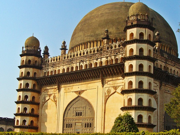 ಕಂಬದ ಬೆಂಬಲವಿಲ್ಲದೆ ನಿಂತಿರುವ ಕೇಂದ್ರ ಗುಮ್ಮಟ