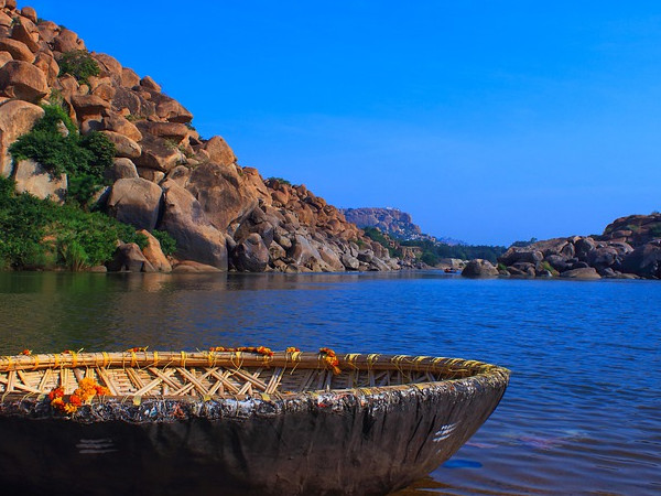 ತಡ ಮಾಡದೆ ದೋಣಿಯಲ್ಲಿ ತೆರಳಿ 
