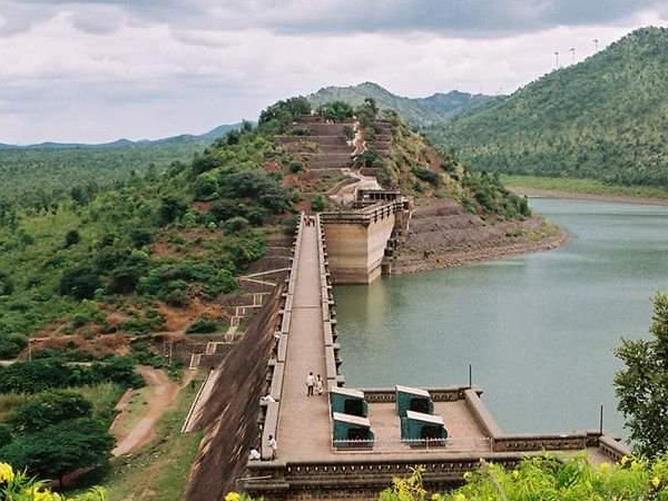 ಡ್ಯಾಂ ನೋಡಲು ಕಾಯುತ್ತಿರುವ ಜನತೆ 