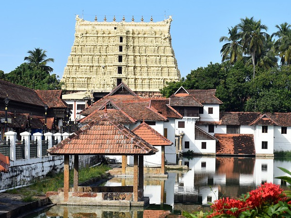 ಅಲೌಕಿಕ ದೈವಗಳಿಂದ ರಕ್ಷಿಸಲ್ಪಟ್ಟಿದೆ 