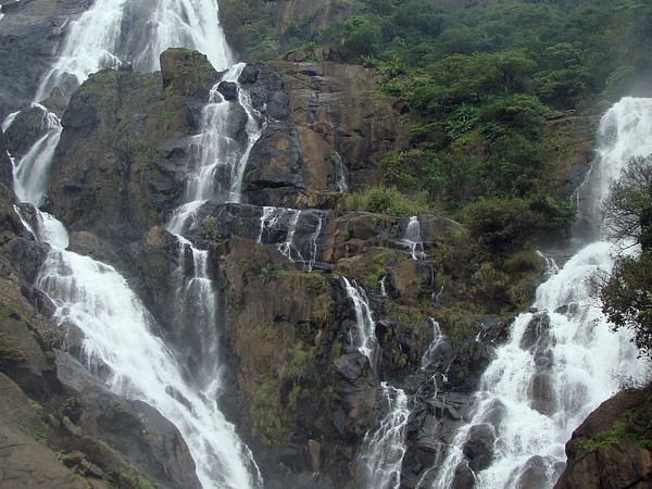 ದೂಧಸಾಗರ ಜಲಪಾತಕ್ಕೆ ಚಾರಣ
