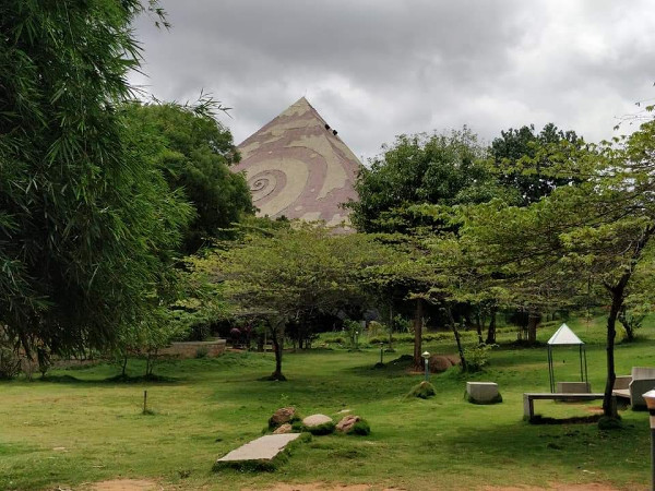 ಪಿರಮಿಡ್ ವ್ಯಾಲಿ :