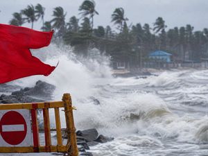 കേരള തീരത്ത് കടൽക്ഷോഭം: ബീച്ച് യാത്രകൾ പ്ലാൻ ചെയ്തവർ ശ്രദ്ധിക്കുക; കെഎസ്ആർടിസി റൂട്ടുകളിൽ മാറ്റം