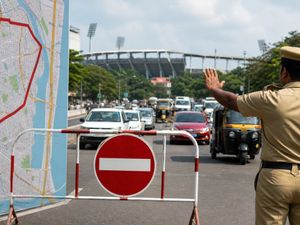കൊച്ചിയിൽ ഇന്ന് വൈകിട്ട് യാത്രയുണ്ടോ? കുരുക്കിൽപ്പെടാതിരിക്കാൻ ഈ വഴികൾ അറിഞ്ഞിരിക്കൂ, മെട്രോയും ഉപയോഗിക്കാം